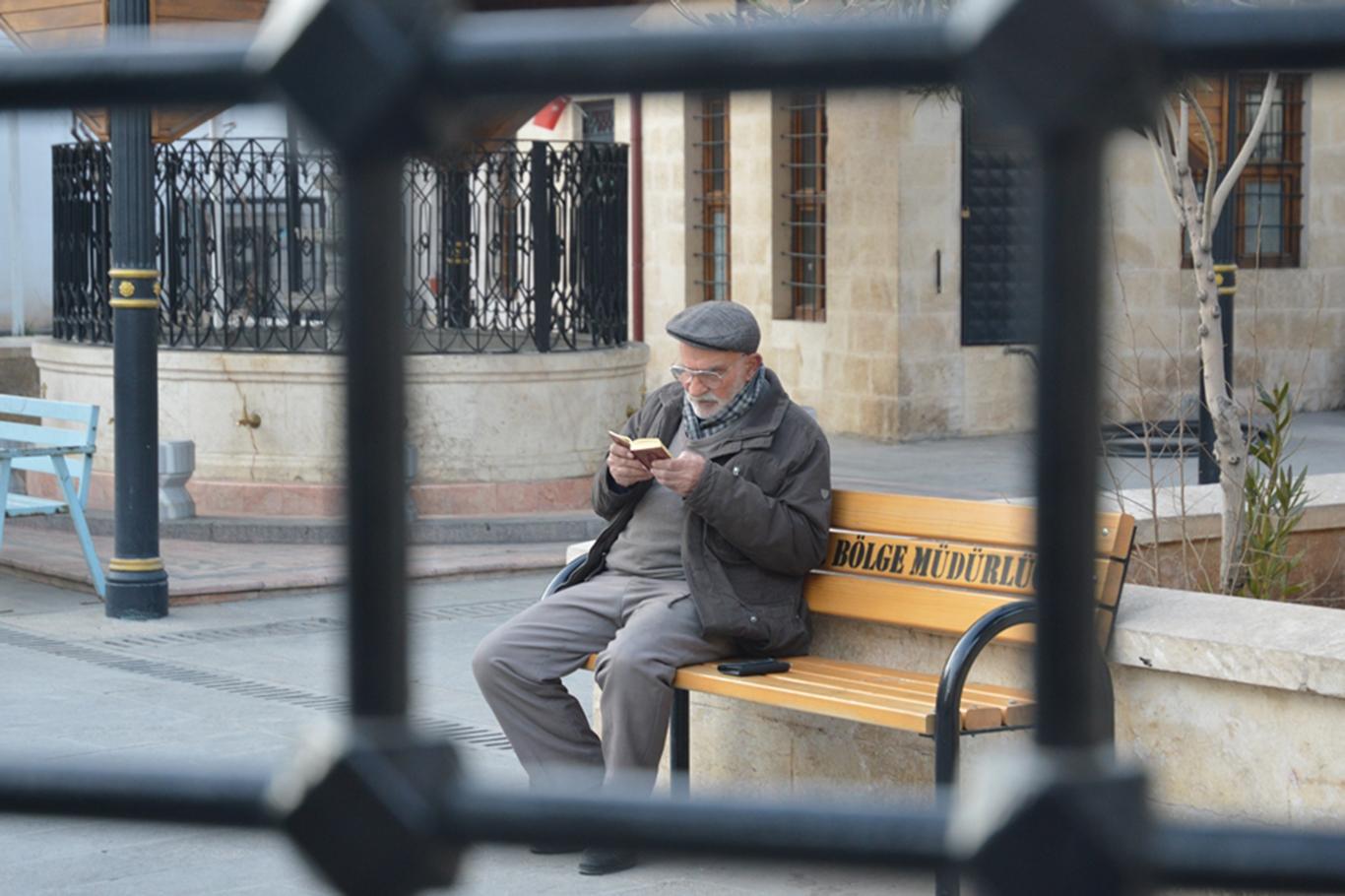 Yaşlı amcanın Kur'an okuma azmi gençlere örnek oluyor